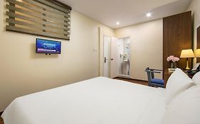 Queen Cafe Hotel & Pub